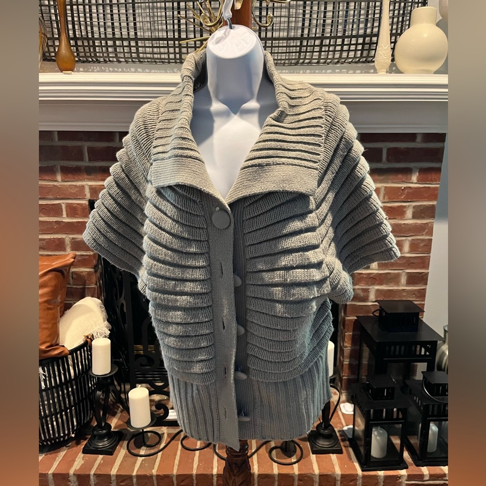 🔥Slonl Five Button Down Gray Sweater! Size:M but can stretch to a XL. Gorgeous